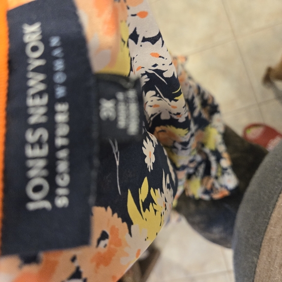 Light weight blouse - Picture 3 of 3